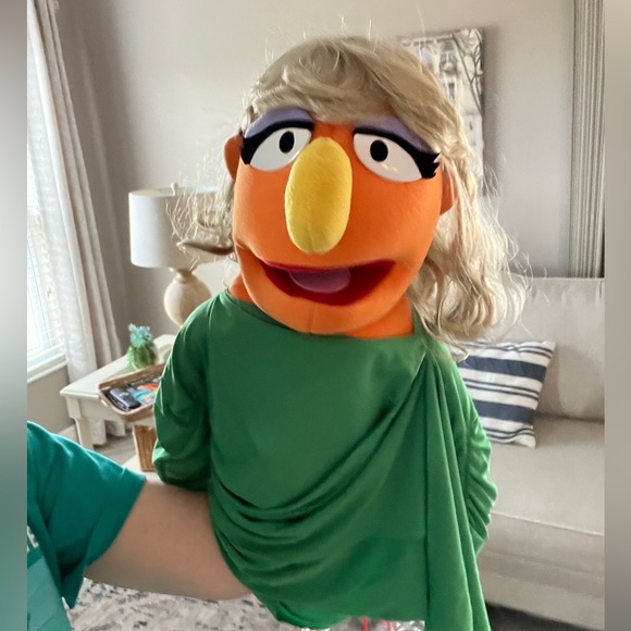 Muppet Whatnot Workshop custom Statue of Liberty puppet w/ branded bag & book - Picture 6 of 16